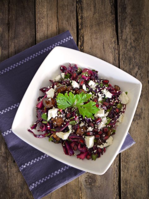 Lauwarmer Rotkohlsalat mit Feta und Datteln