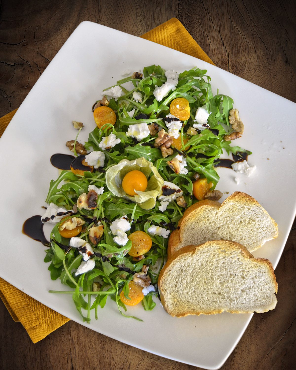 Rucloa mit Physalis und Ziegenkäse