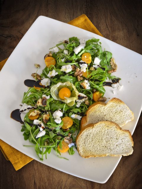 Rucloa mit Physalis und Ziegenkäse