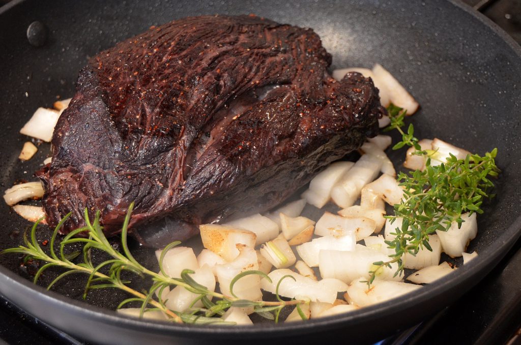 Sauerbraten anbraten