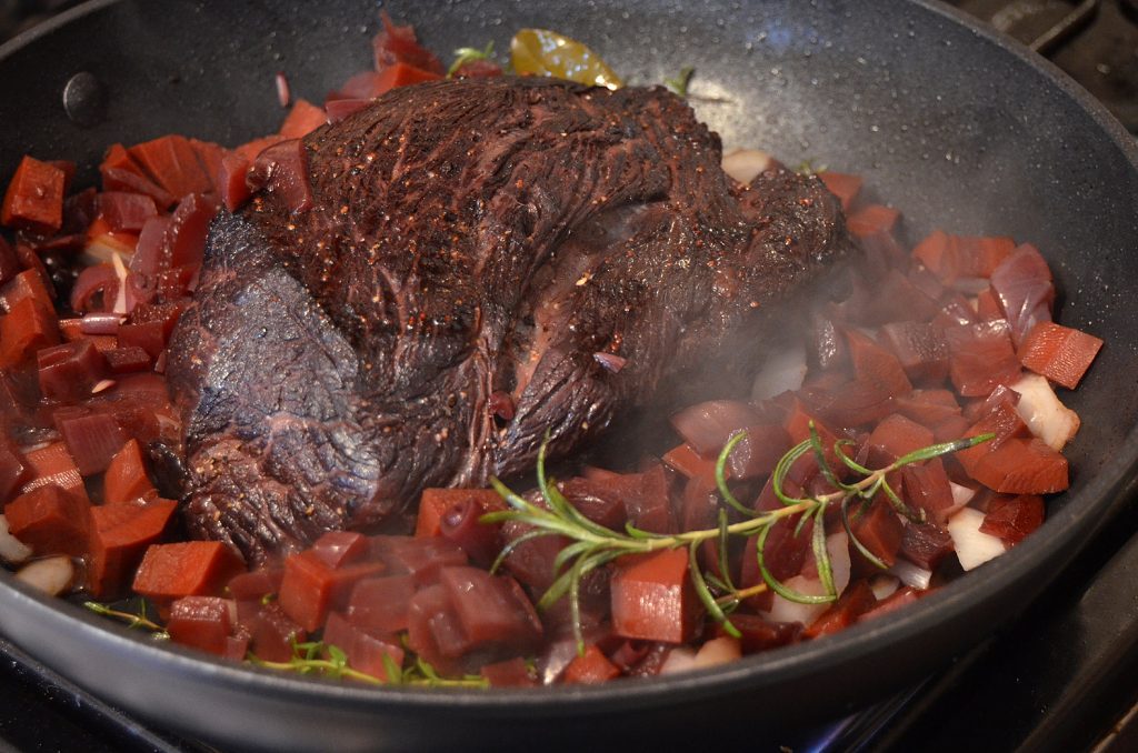 Sauerbraten anbraten