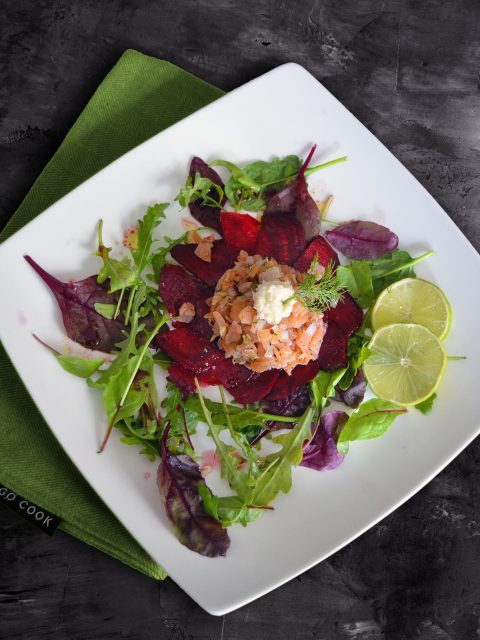 Lachs-Tartar auf Rote Bete Carpaccio