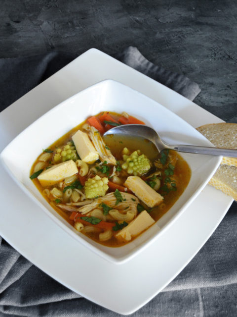 Hühnersuppe mit Gemüse und Eierstich