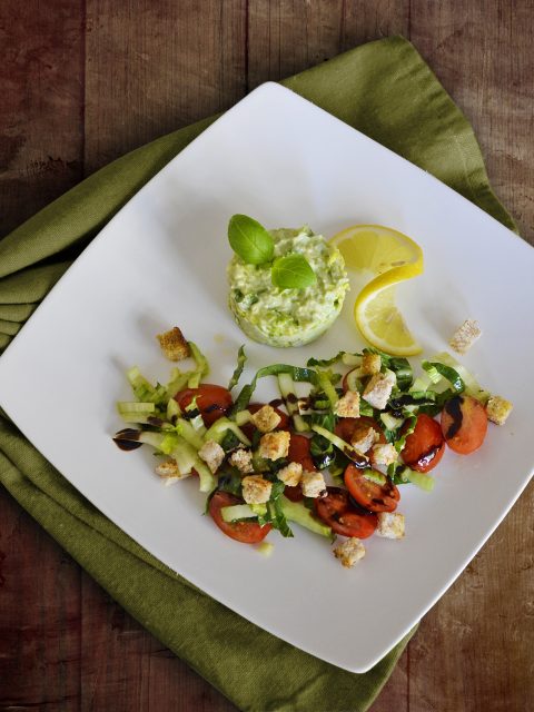 Avocado-Romana-Creme zu Tomatensalat mit Pak Choi