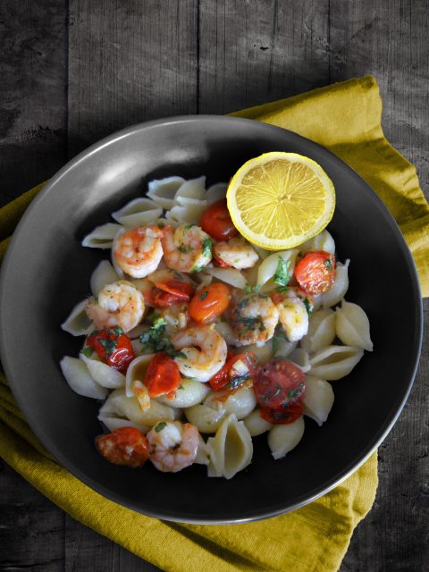 Pasta mit geschmorten Tomaten und Shrimps