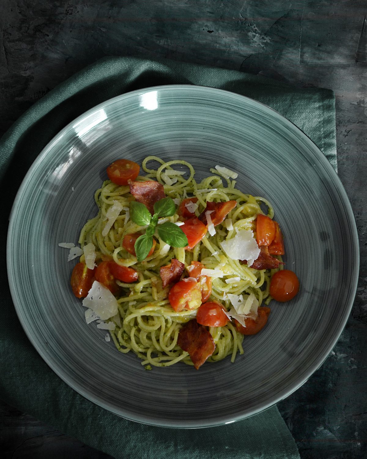 Spaghetti mit Pesto und Schmortomaten