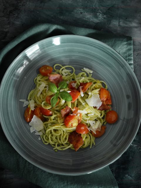 Spaghetti mit Pesto und Schmortomaten