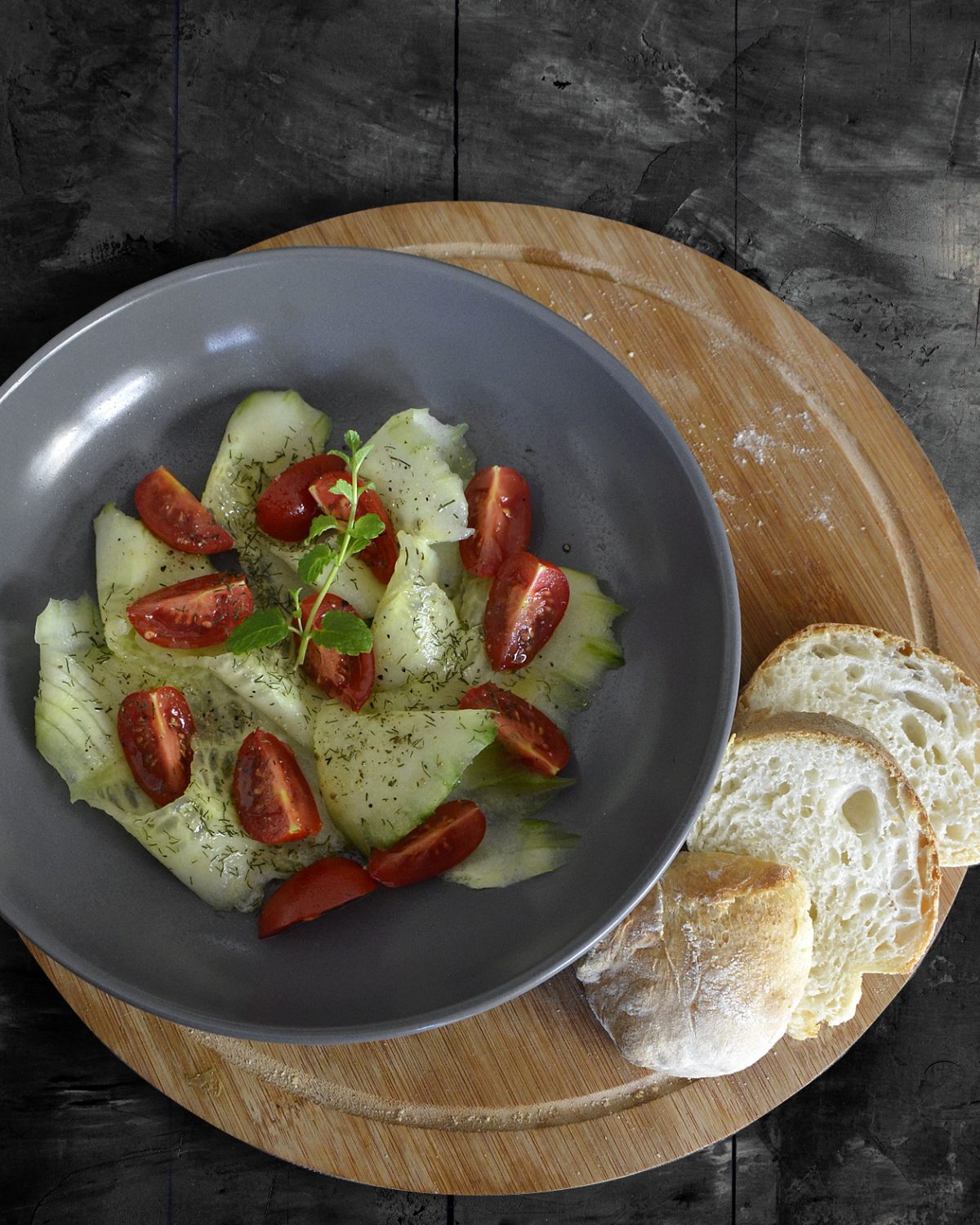 Selbstgebackenes Ciabatta mit Tomaten-Gurken-Salat | Notizen aus der ...