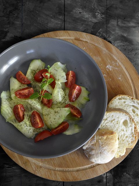 Selbstgebackenes Ciabatta mit Tomaten-Gurken-Salat
