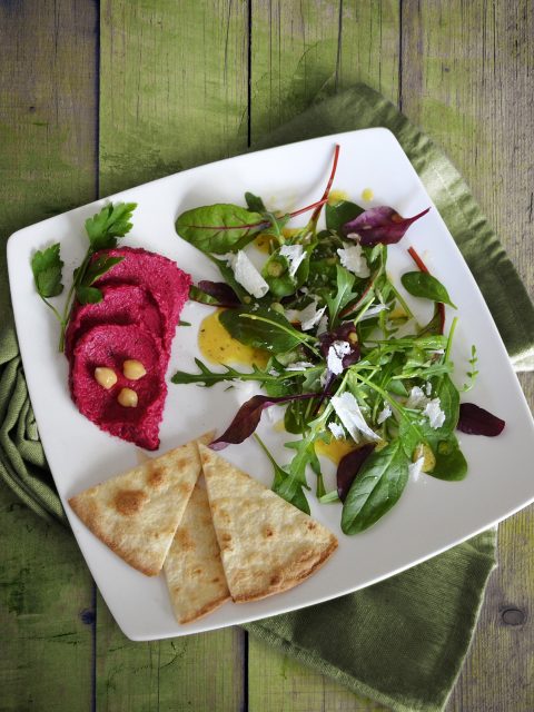 Rote-Bete-Hummus mit Salat