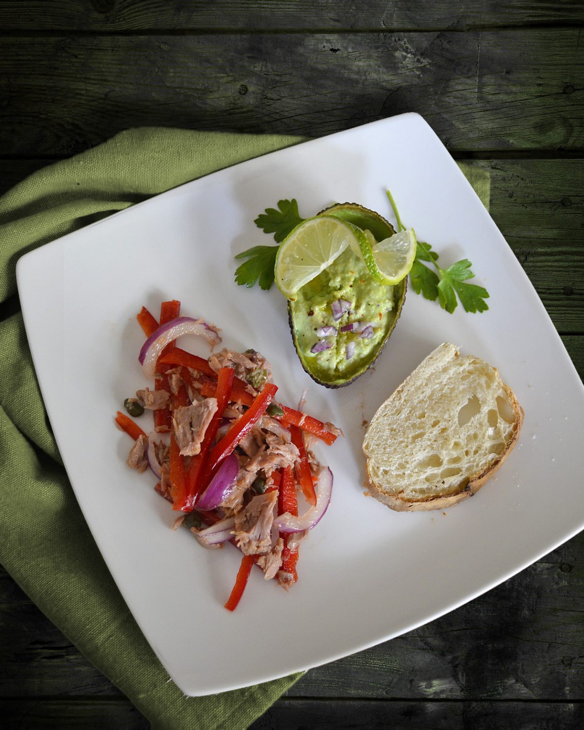 Thunfischsalat mit Paprika und Avocadocreme