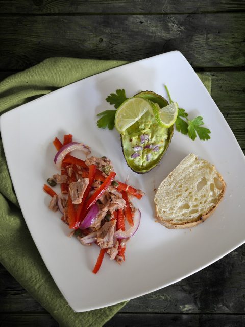 Thunfischsalat mit Paprika und Avocadocreme