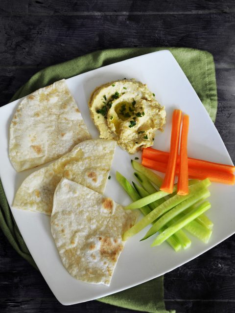 Wasabi-Hummus mit Pfannenbrot