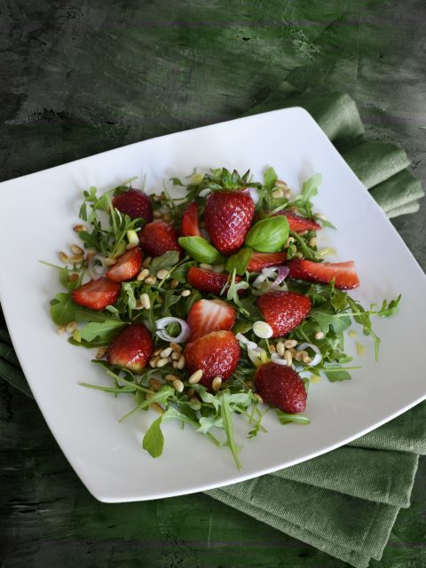 Rucola mit Erdbeeren