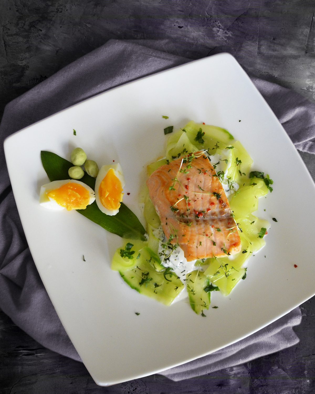 Lachs auf Bärluch-Gurken