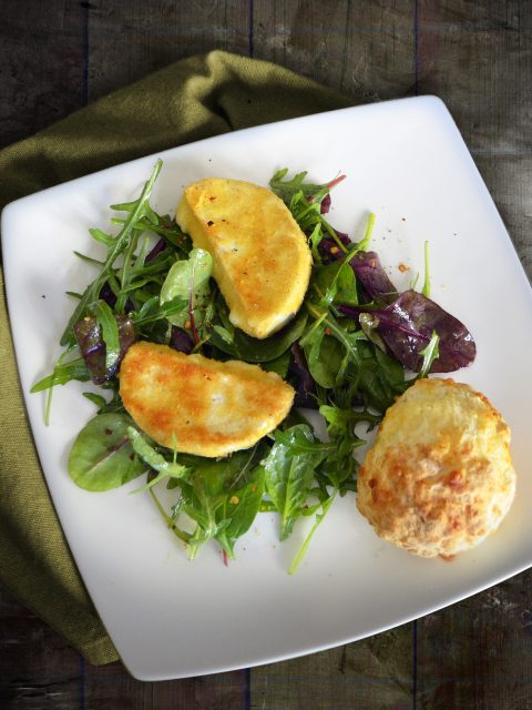 Gebackener Camembert zu Salat