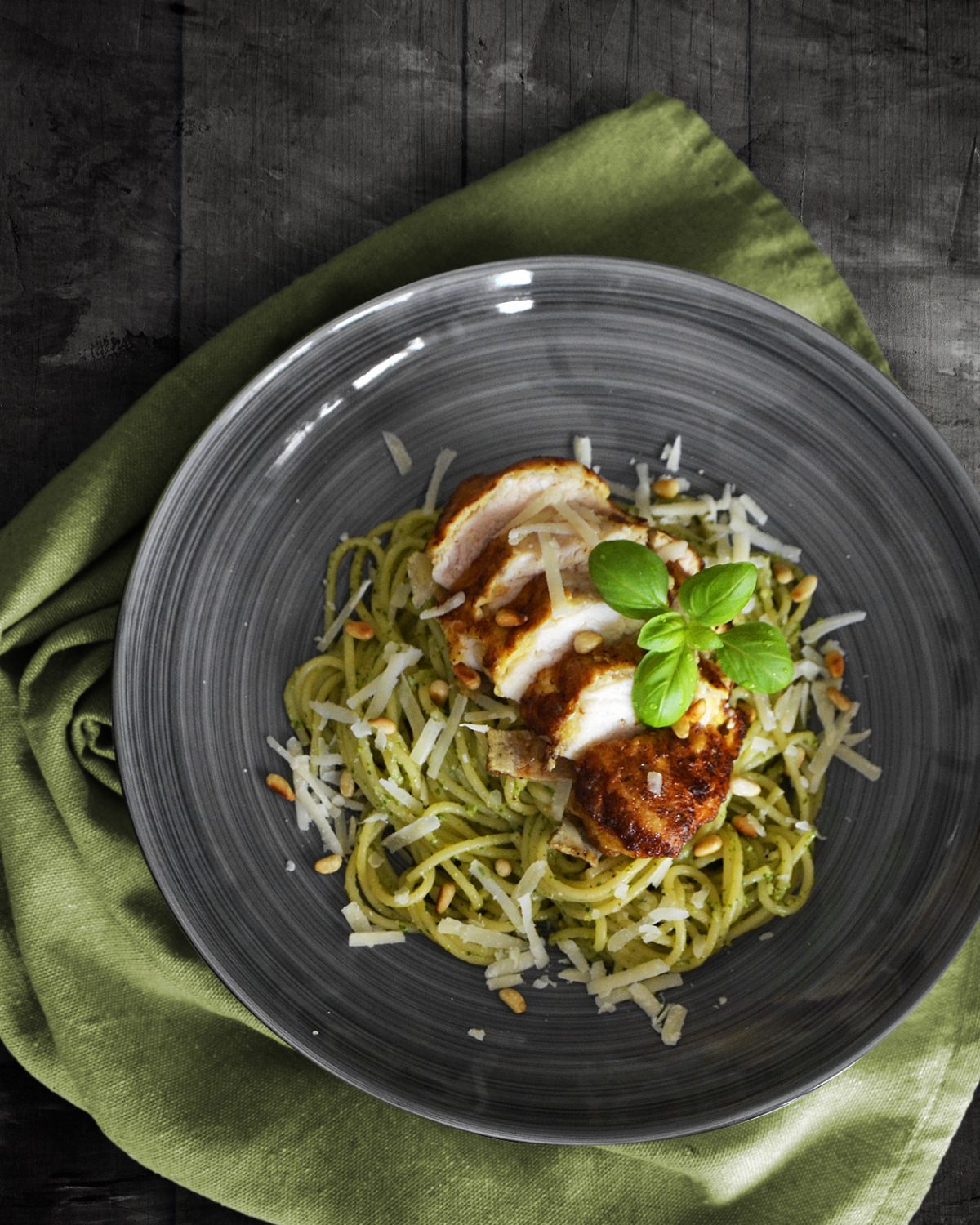 Spaghetti mit Pesto und Parmesan-Hähnchen