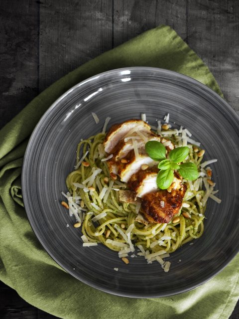 Spaghetti mit Pesto und Parmesan-Hähnchen