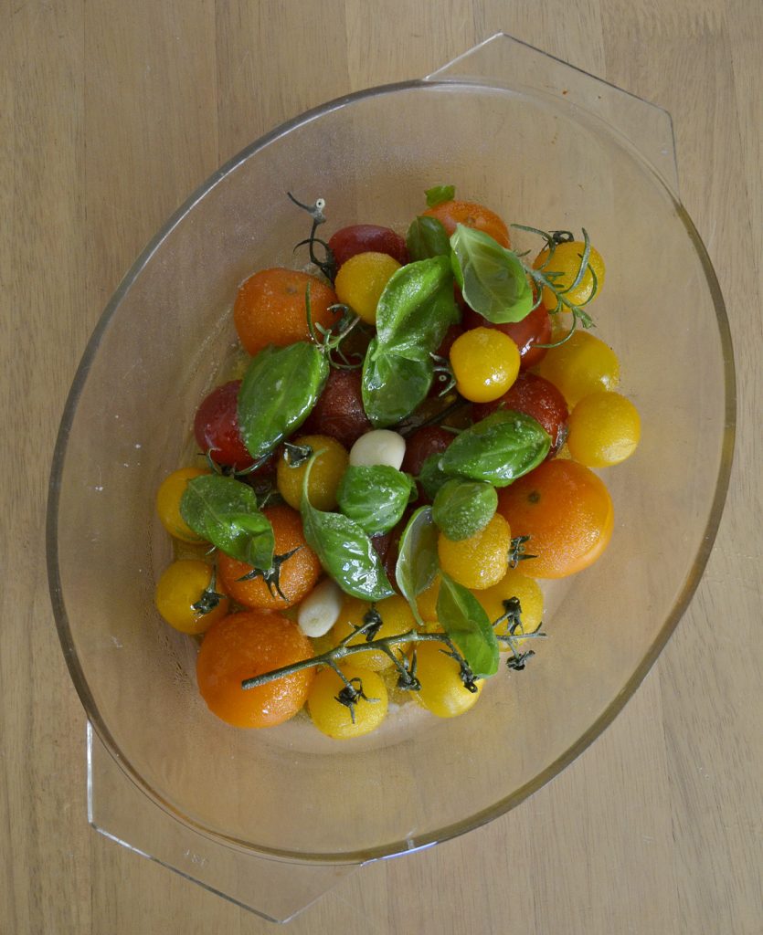 Strauchtomaten mit Olivenöl, Salz und Kräutern