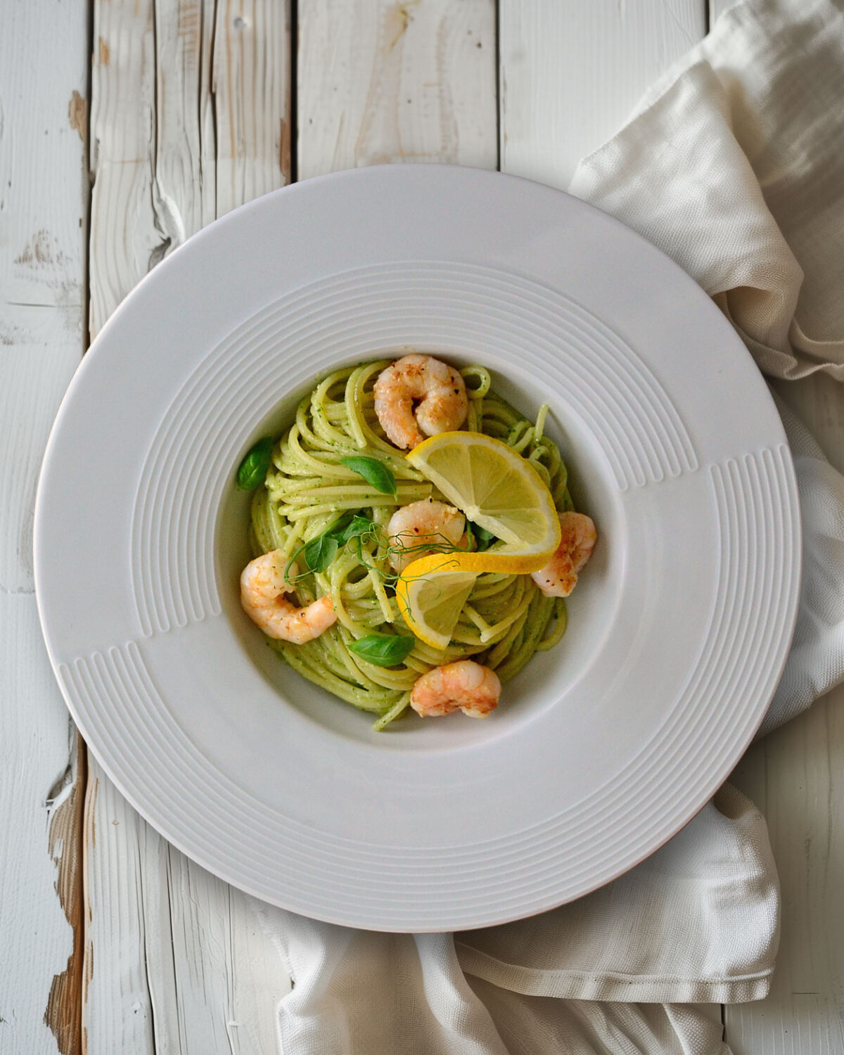 Spaghetti mit grünem Pesto und Garnelen