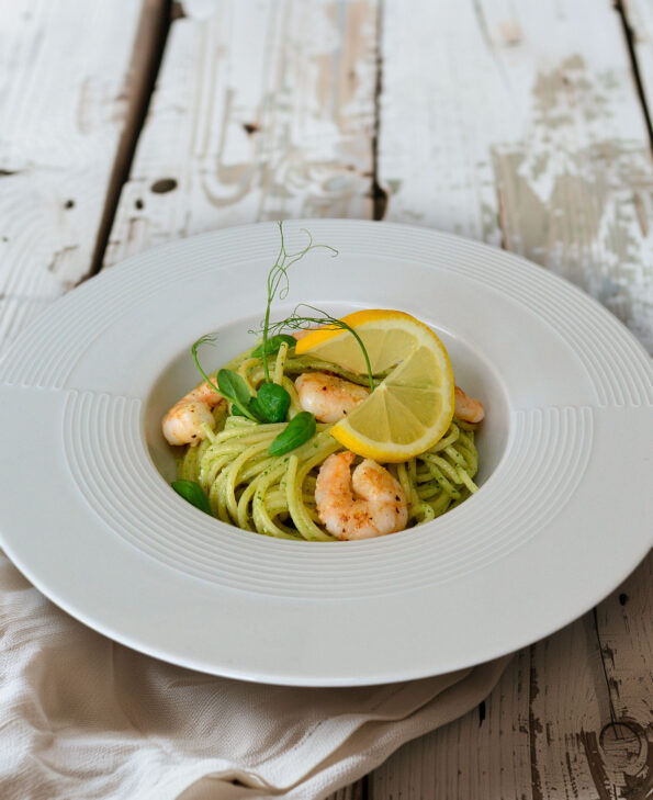 Spaghetti mit grünem Pesto und Garnelen