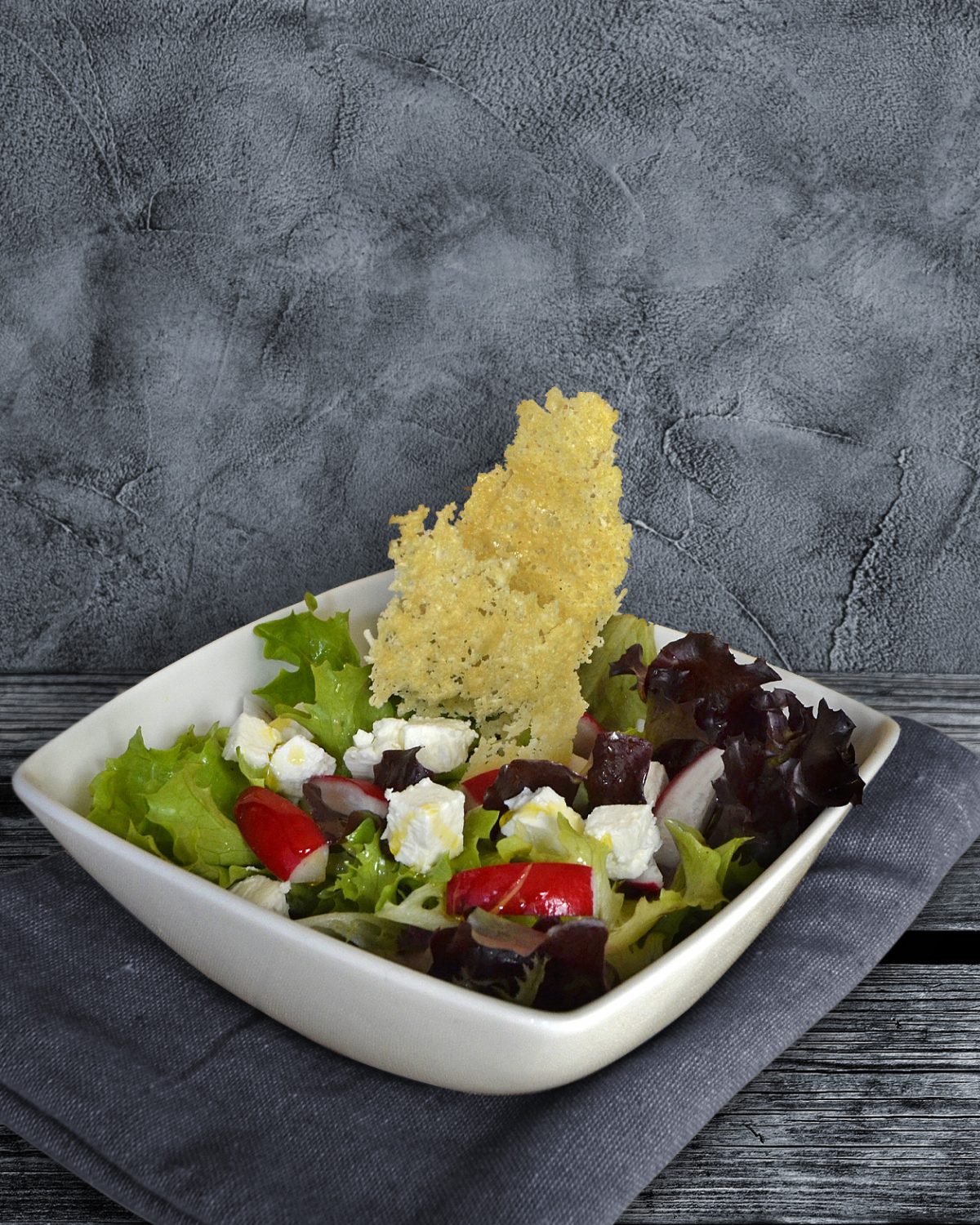 Blattsalat mit Feta, Radieschen und Parmesanchips