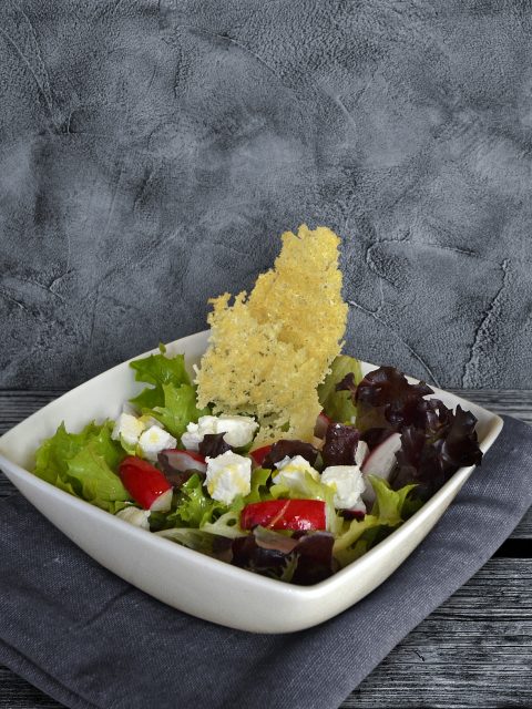 Blattsalat mit Feta, Radieschen und Parmesanchips