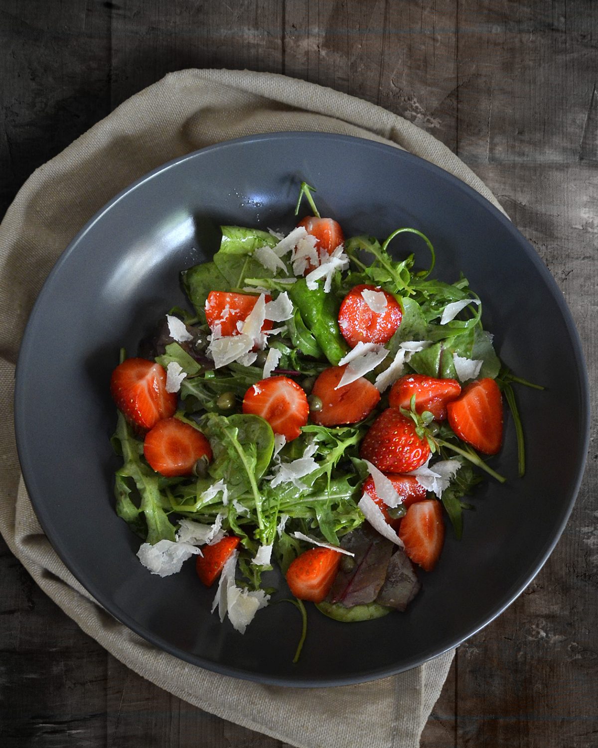 Erdbeeren mit Kapern auf gemischtem Blattsalat