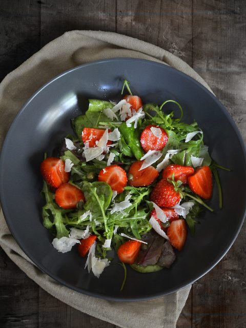 Erdbeeren mit Kapern auf gemischtem Blattsalat