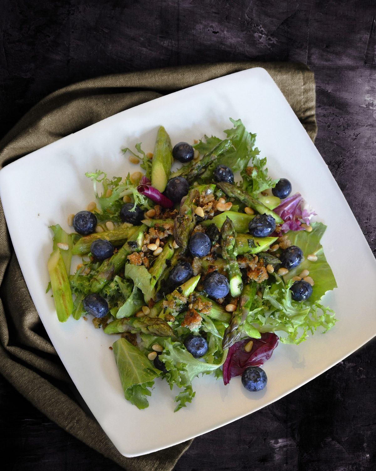 Grüner Spargelsalat mit Heidelbeeren