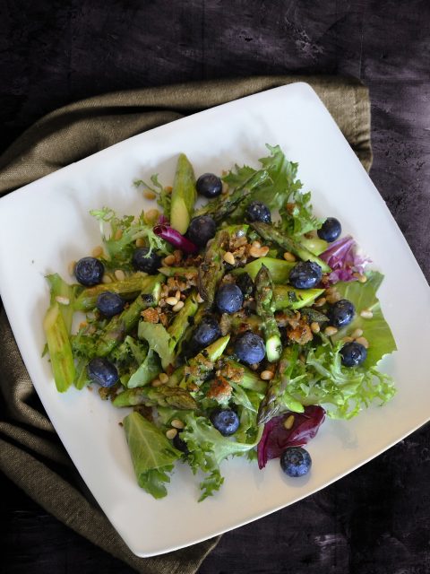 Grüner Spargelsalat mit Heidelbeeren