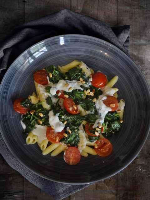 Penne mit Spinat, Tomaten und Ricotta