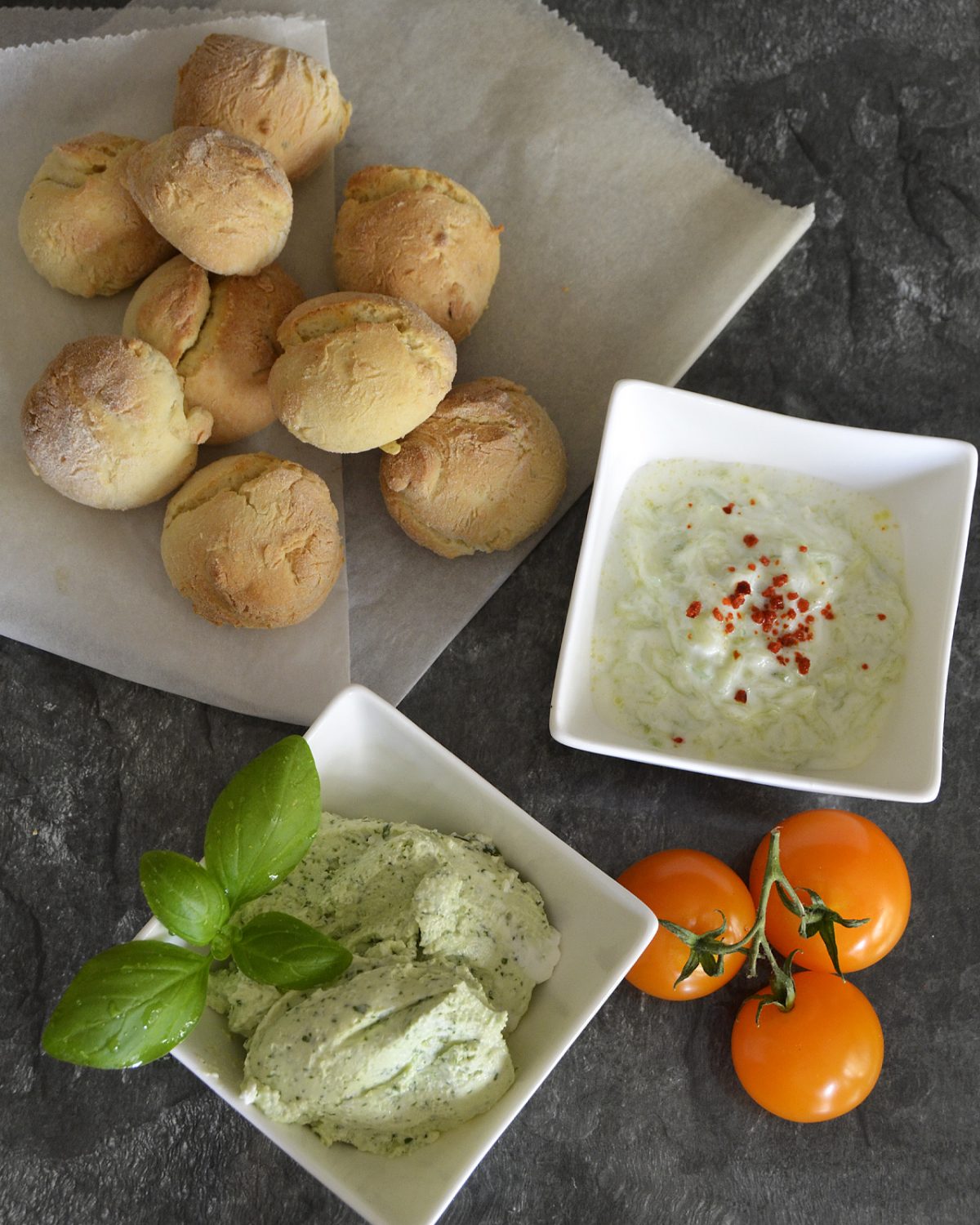 Schnelle Pizzabrötchen mit Dips