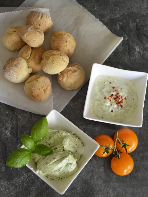 Schnelle Pizzabrötchen mit Dips