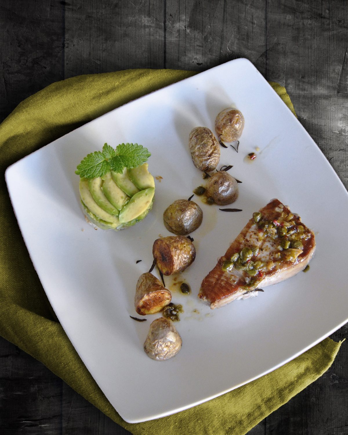 Thunfisch-Steak mit Ofen-Drillingen und Guacamole