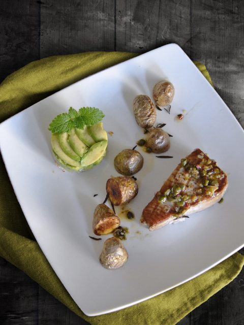 Thunfisch-Steak mit Ofen-Drillingen und Guacamole