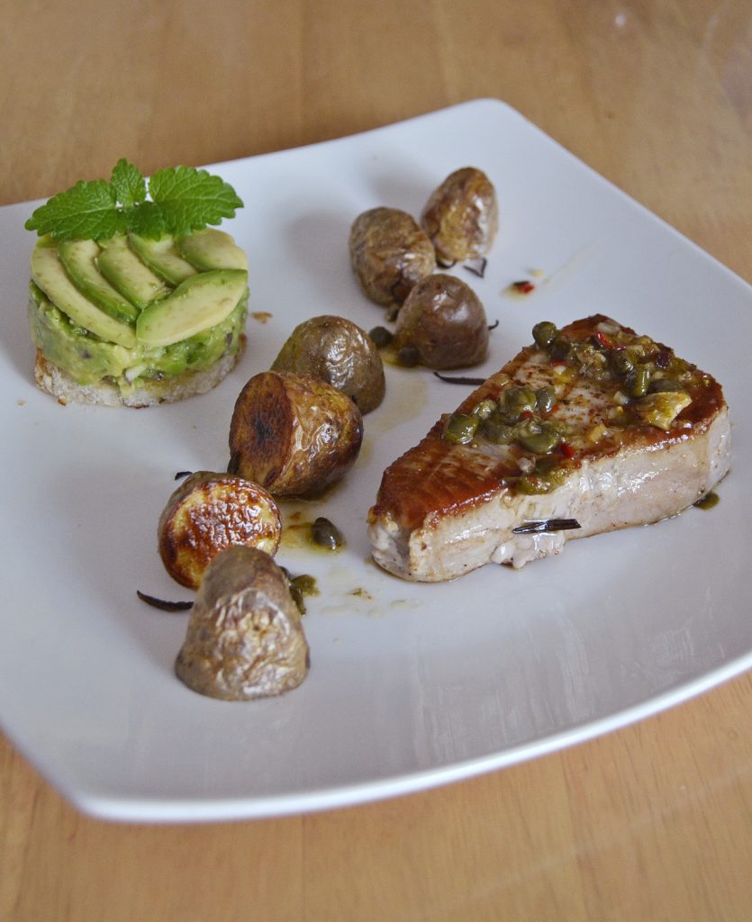 Thunfisch-Steak mit Ofen-Drillingen und Guacamole