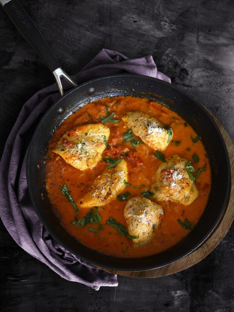 Hähnchenbrust in Tomaten-Rahmsoße