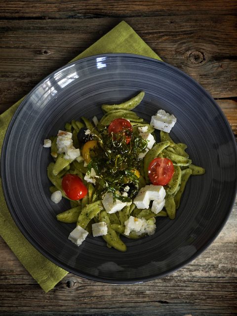 grüne Nudeln mit Feta und fittiertem Rucola