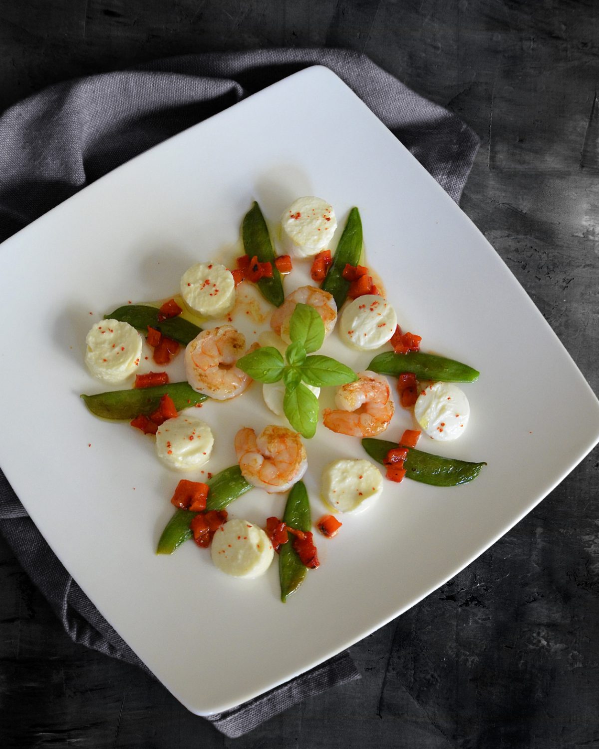 Mozzarella mit Zuckerschoten, Garnelen und Paprika-Vinaigrette