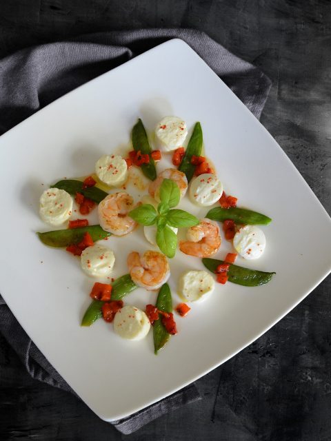 Mozzarella mit Zuckerschoten, Garnelen und Paprika-Vinaigrette