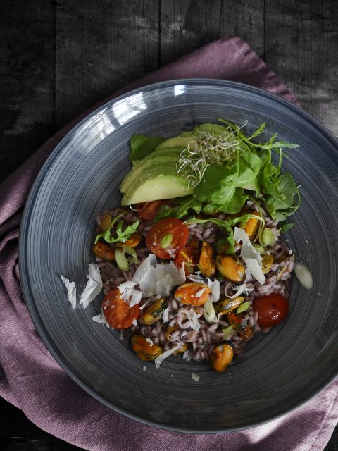 Radicchio-Risotto mit Muscheln, Tomaten, Rucola und Avocado