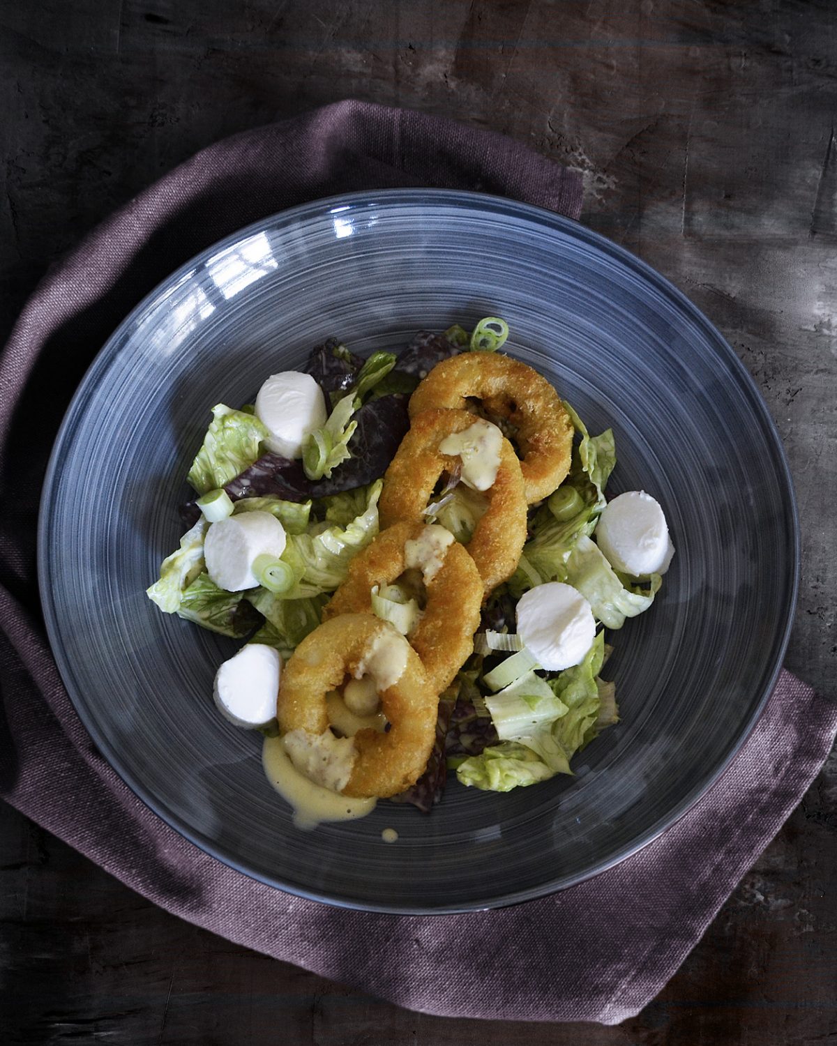 Caesar Salat mit Calamari und Mozzarella