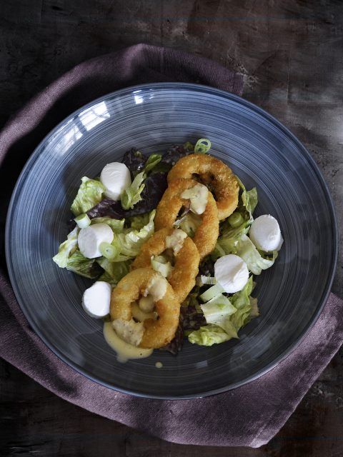 Caesar Salat mit Calamari und Mozzarella