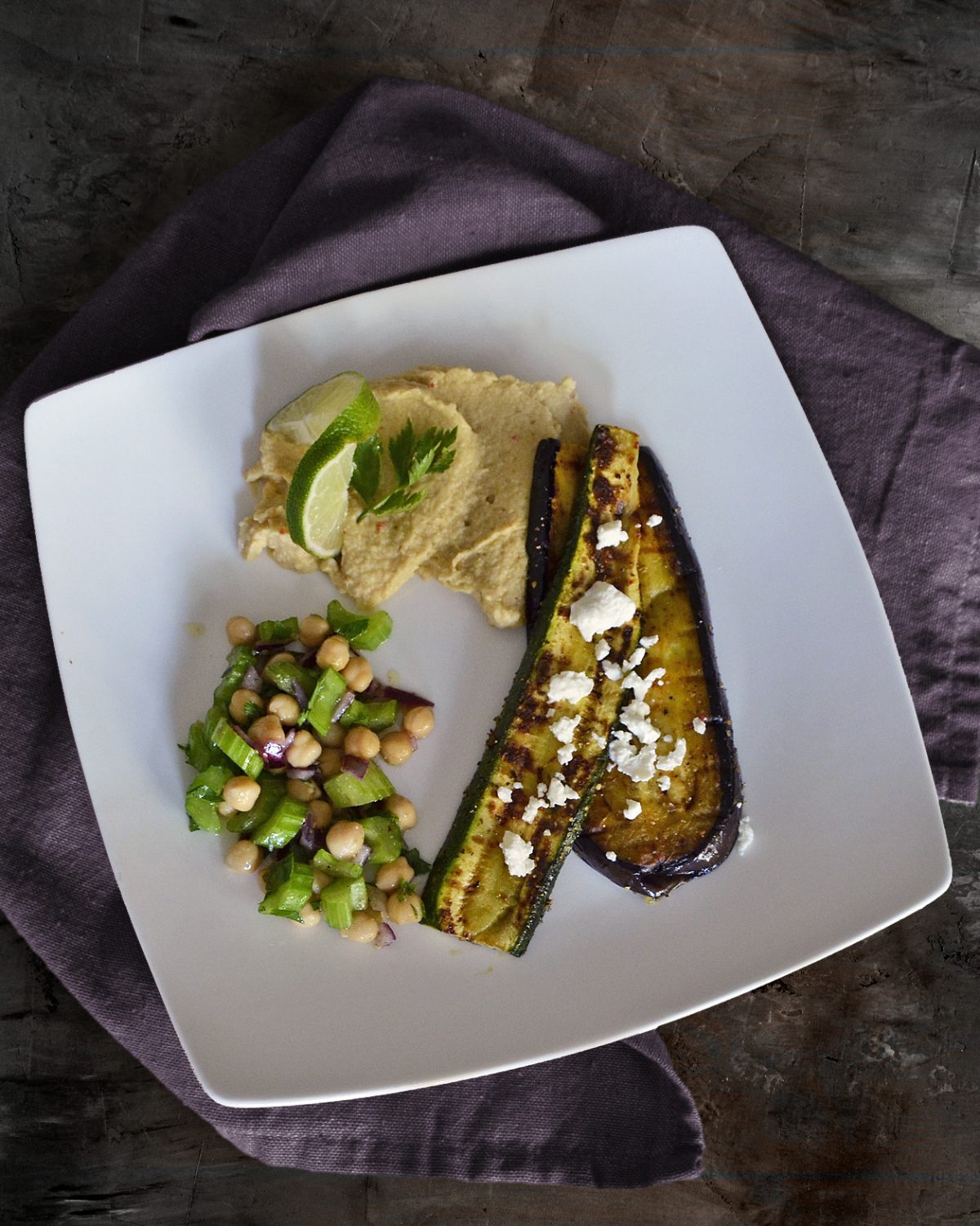 Gebratene Auberginen und Zucchini auf Hummus-Bett mit Kichererbsen-Sellerie-Salat