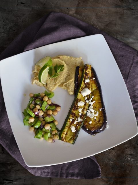 Gebratene Auberginen und Zucchini auf Hummus-Bett mit Kichererbsen-Sellerie-Salat