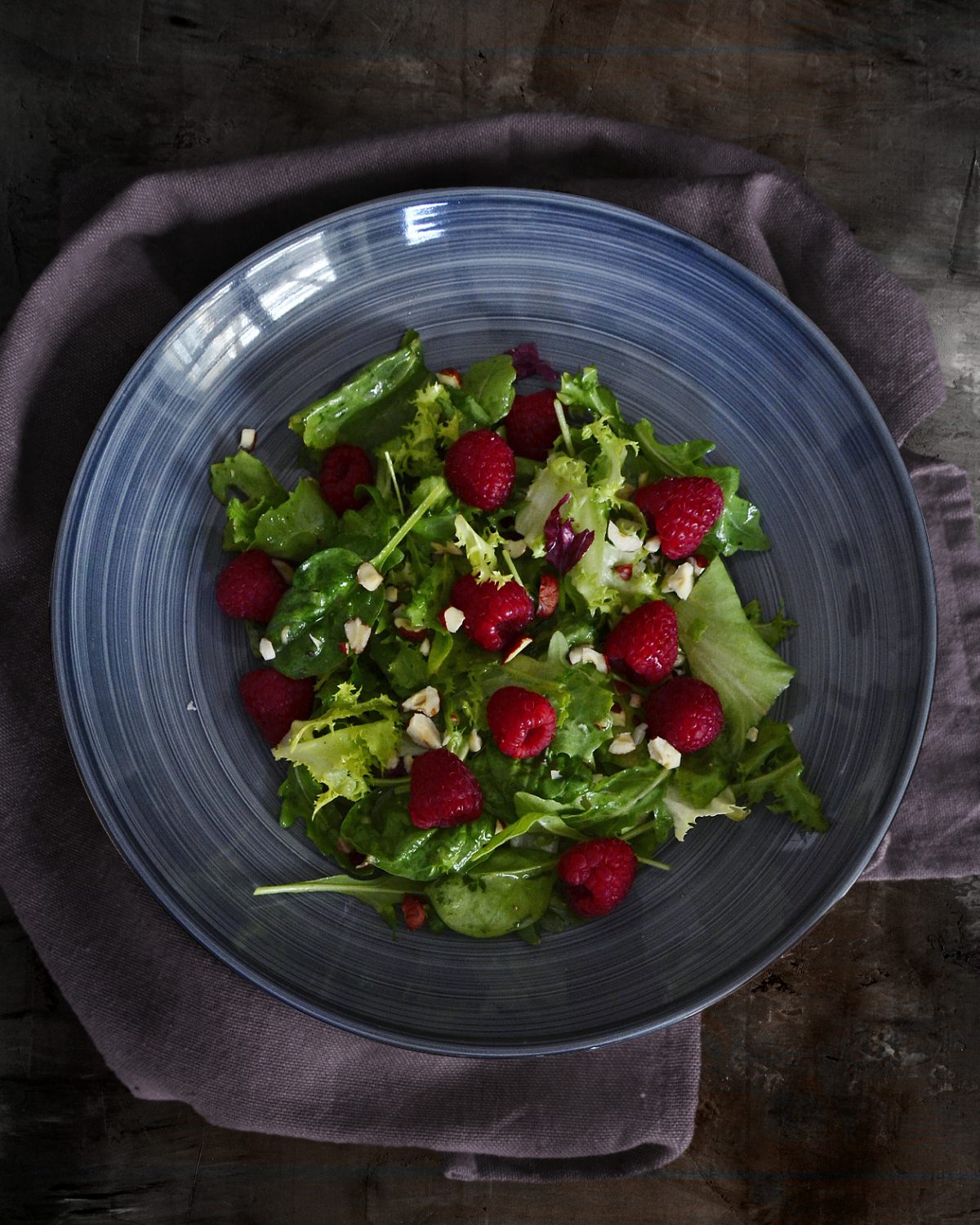 Blattsalat mit Himbeeren und Haselnüssen