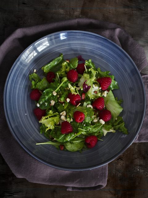 Blattsalat mit Himbeeren und Haselnüssen