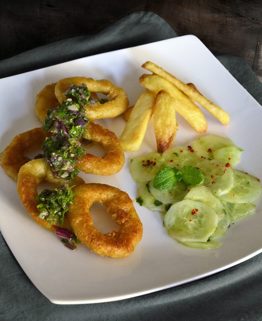 Calamari mit Chimichurri, Pommes und Gurkensalat