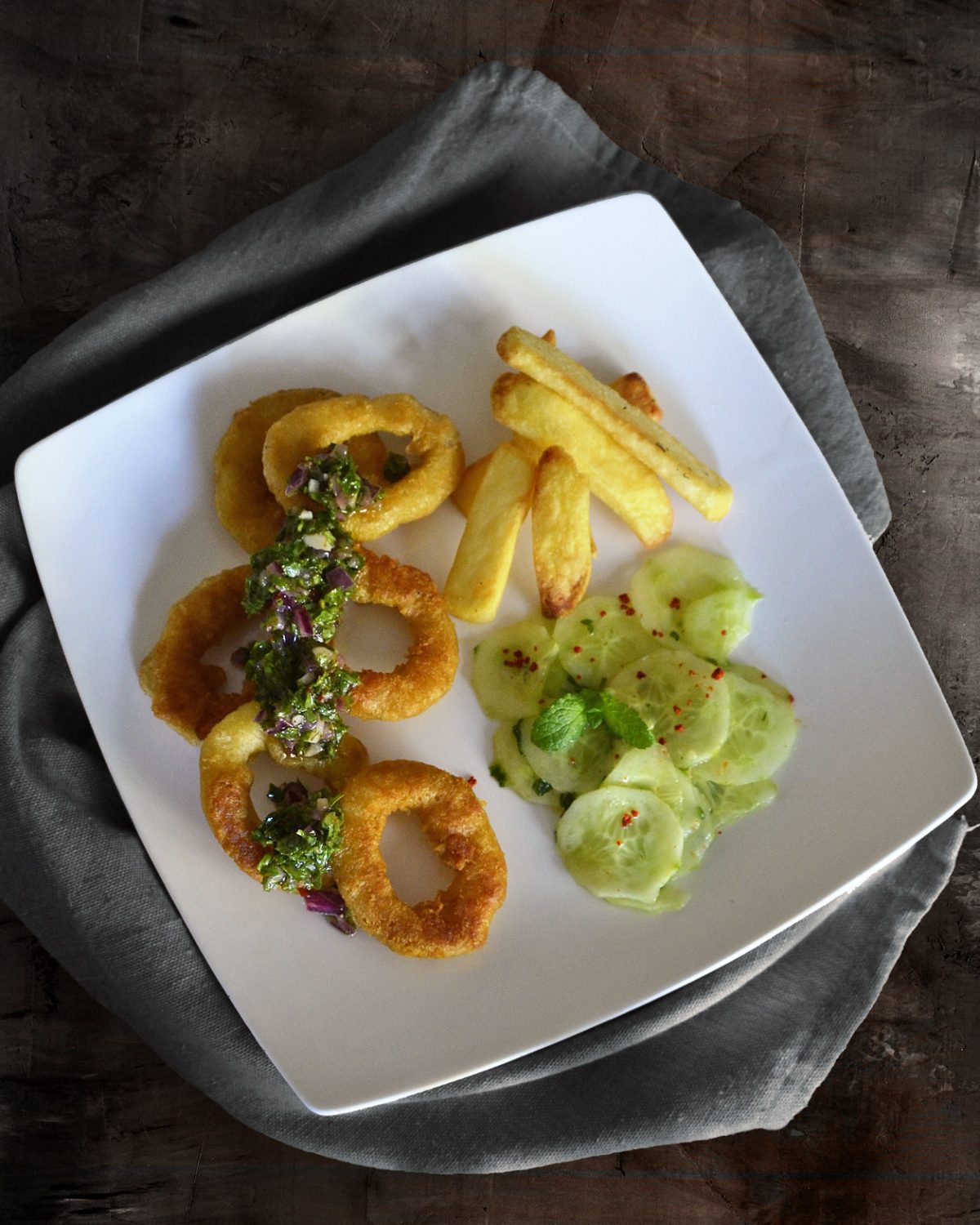 Calamari mit Chimichurri, Pommes und Gurkensalat